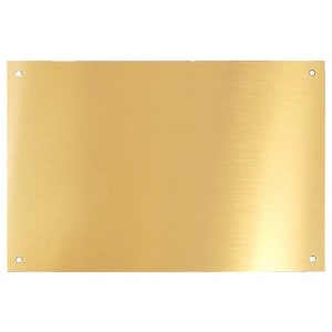 Puede incluir: Una placa de lat&oacute;n macizo con acabado cepillado y esquinas redondeadas. La placa tiene cuatro agujeros preperforados para montaje.