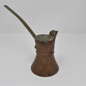 Cafetière en cuivre vintage, petit cezve turc avec poignée en laiton, mini jezve arménien, ustensiles de cuisine arabe oriental primitif cafetière Ibrik