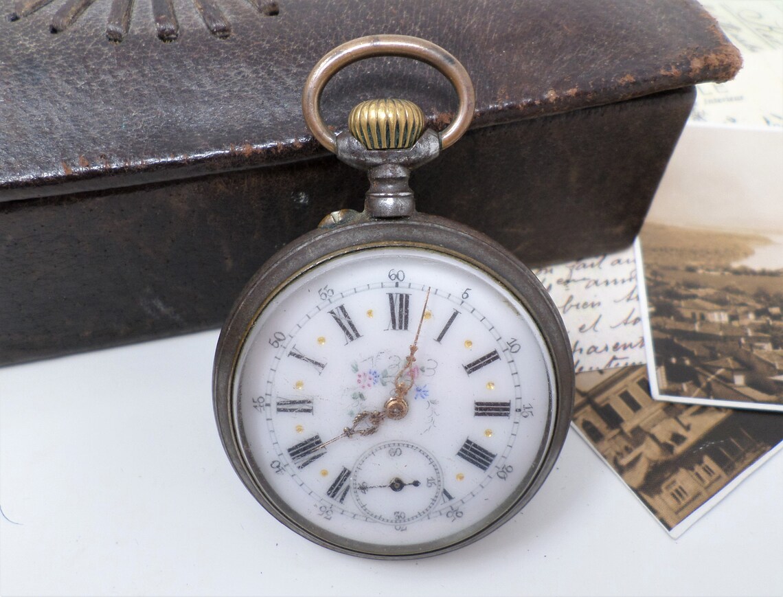 Swiss Antique Pocket Watch with Floral Porcelain Dial and Key Wind, Vintage Mens Mechanical Pocket Watch, Made in 1910, foto 2 de 5