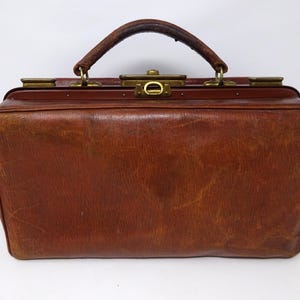 Bolso de médico de cuero vintage con herrajes de metal, cartera médica antigua, maletín marrón clásico, estuche de viaje retro, bolso de médico rústico