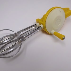 Vintage Hand Egg Beater, Hand Held Beater, Hand Crank Mixer, Mechanical Mixer, Betty Taplin, 1970s Yellow Kitchen Decor