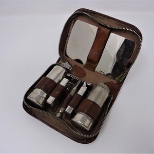 Kit da viaggio vintage da barbiere, strumento da barba, rasoio di sicurezza, set da toilette retrò per gentiluomo con custodia in pelle, anni '60