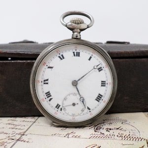 Antike silberne französische Taschenuhr, Vintage Herren mechanische Ancre Taschenuhr mit Porzellan Zifferblatt, Offenes Gesicht, Arbeiten, 1910er Jahre