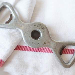 Vintage Flaschenöffner, Verschluss Flaschen Vorrichtung, Kappenöffner, Bar Werkzeug, alte Metall Öffner, Küchen Dekor, rustikales Wohndekor, Sammlerstück