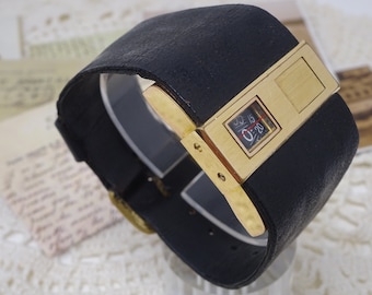 Vintage Jump Hour Mechanical Watch – Swiss Wind-Up Timepiece with Digital Display – Gold Plated 1970s Mens Wristwatch Gift