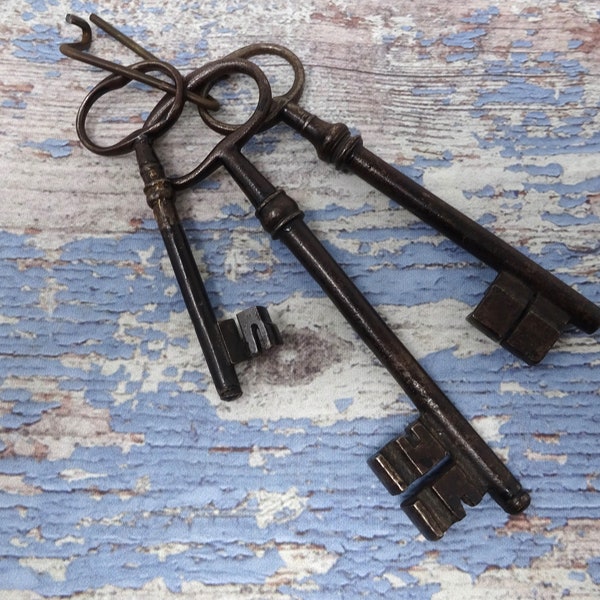 Vintage skelet sleutels, set van 3 antieke sleutels, Franse oude sleutels, shabby chic decor, industrieel interieur, sleutelcollectie