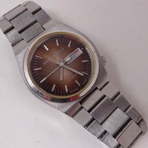 Montre-bracelet ronde à quartz suisse vintage pour homme avec date en état de fonctionnement, entièrement en acier inoxydable, années 1970