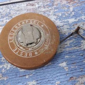 Vintage Maßband 20 Meter, Altes Messing Leder Maßband, Graduierungen in Cm, Retro Sammelbares Arbeitsgerät, Made in Germany 1960er Jahre