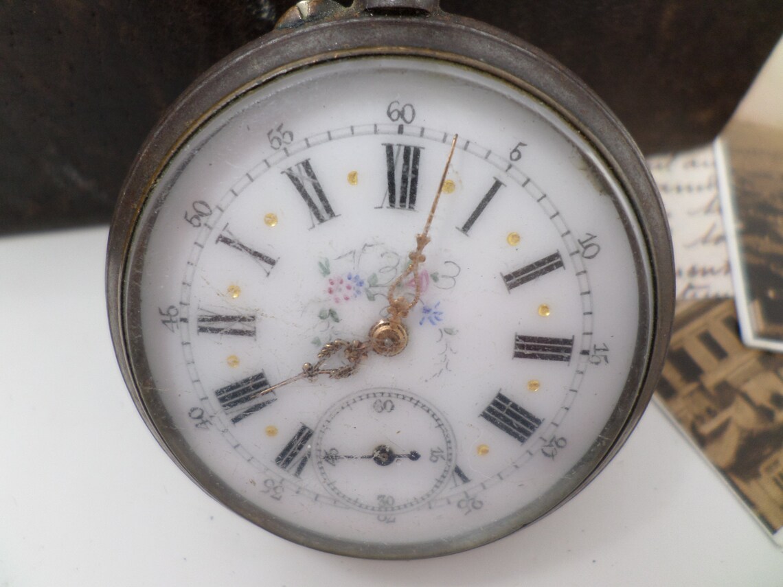 Swiss Antique Pocket Watch with Floral Porcelain Dial and Key Wind, Vintage Mens Mechanical Pocket Watch, Made in 1910, foto 3 de 5
