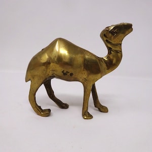 Statuetta vintage in ottone cammello,