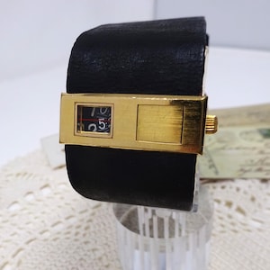 Montre Jump Hour vintage des années 1970 mécanique suisse 17 rubis plaqué or