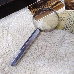 Lente d'ingrandimento vintage, vecchia lente di ingrandimento, vetro da lettura, lente, oggetto da tavolo da collezione, arredamento vintage per ufficio