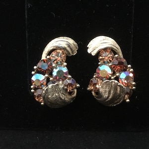 Vintage Lisner Clip On Earrings: Amber Rhinestone Gold Tone