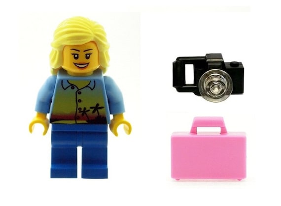 Minifigure di ragazza femminile in vacanza estiva sulla spiaggia con  valigia e macchina fotografica NOVITÀ Realizzato su misura utilizzando  parti LEGO -  Italia