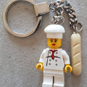 パンのキーチェーン付き女性シェフのミニフィギュア - LEGOパーツで手作り