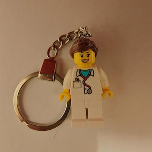 女性看護師医師ミニフィギュアキーチェーン - LEGOパーツで手作り