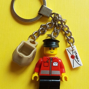 Chaveiro Minifigura de Carteiro (com Saco e Carta) - Feito à mão com peças LEGO