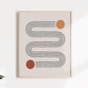 Op de afbeelding: Abstracte kunstprint met een beige achtergrond met een zwart-wit gestreept gebogen lijnenontwerp met een rode en een oranje cirkel.