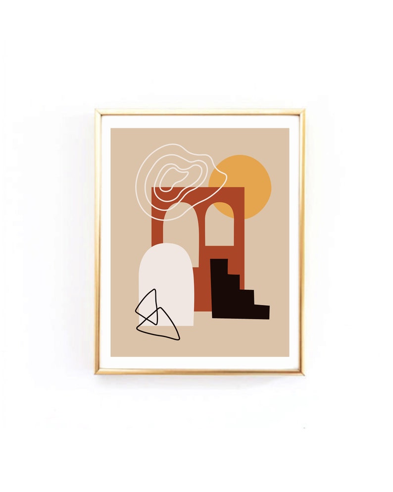 Op de afbeelding: Abstracte kunstprint met een bruine boog, een witte cirkel, zwarte trappen en een gele zon op een beige achtergrond.