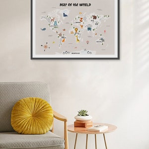 Puede incluir: Un mapa del mundo enmarcado con un fondo beige claro e ilustraciones coloridas de animales y puntos de referencia. El mapa incluye continentes, oc&eacute;anos y el texto "Map of the World".