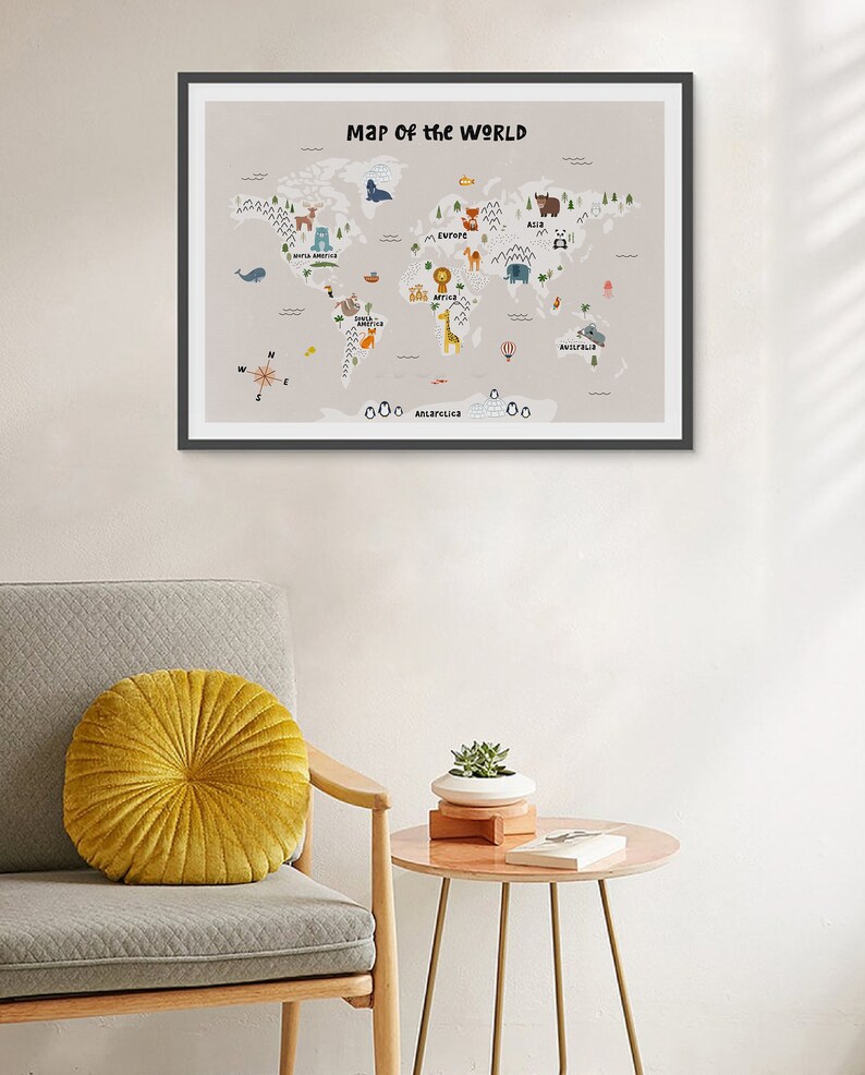 Puede incluir: Un mapa del mundo enmarcado con un fondo beige claro e ilustraciones coloridas de animales y puntos de referencia. El mapa incluye continentes, oc&eacute;anos y el texto "Map of the World".
