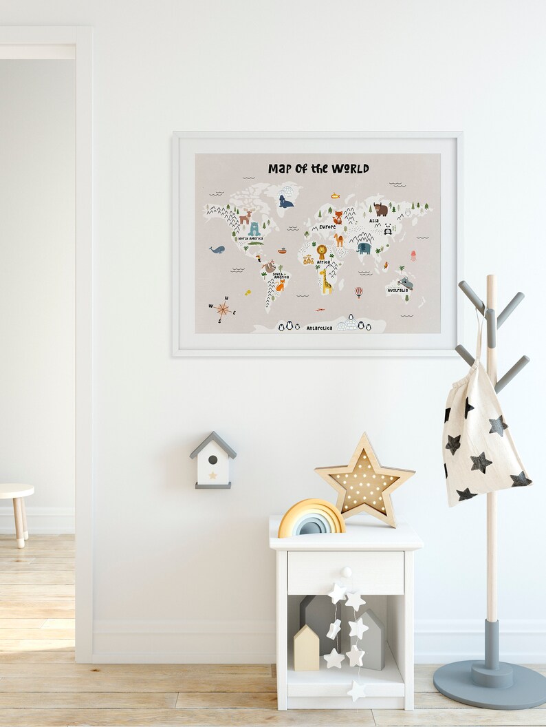 Puede incluir: Un mapa del mundo enmarcado en blanco con ilustraciones coloridas de animales y continentes. El mapa est&aacute; colgado en una pared blanca en una habitaci&oacute;n con una mesita de noche blanca, una estrella de madera y un arco&iacute;ris.