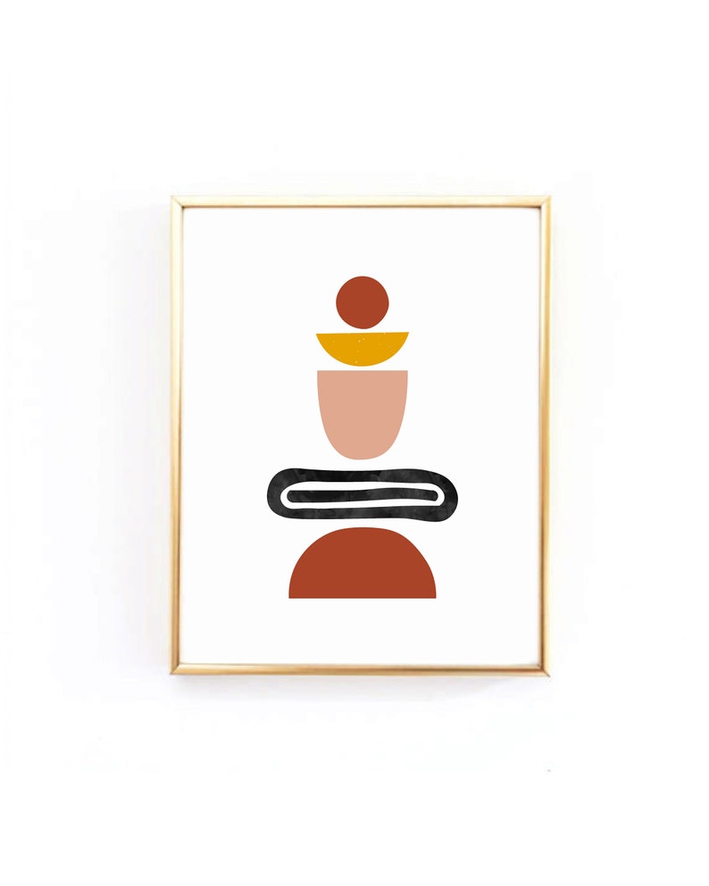 Op de afbeelding: Een ingelijst print met een abstract ontwerp met geometrische vormen in tinten rood, oranje, geel en roze. De vormen zijn op elkaar gestapeld, waardoor een uitgebalanceerde en symmetrische compositie ontstaat.