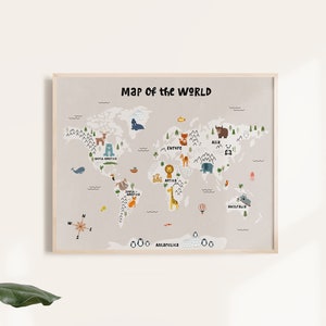 Puede incluir: Un mapa del mundo enmarcado en beige con un fondo marr&oacute;n claro. El mapa est&aacute; decorado con animales e ilustraciones de diferentes continentes. El t&iacute;tulo del mapa es "Map of the World".