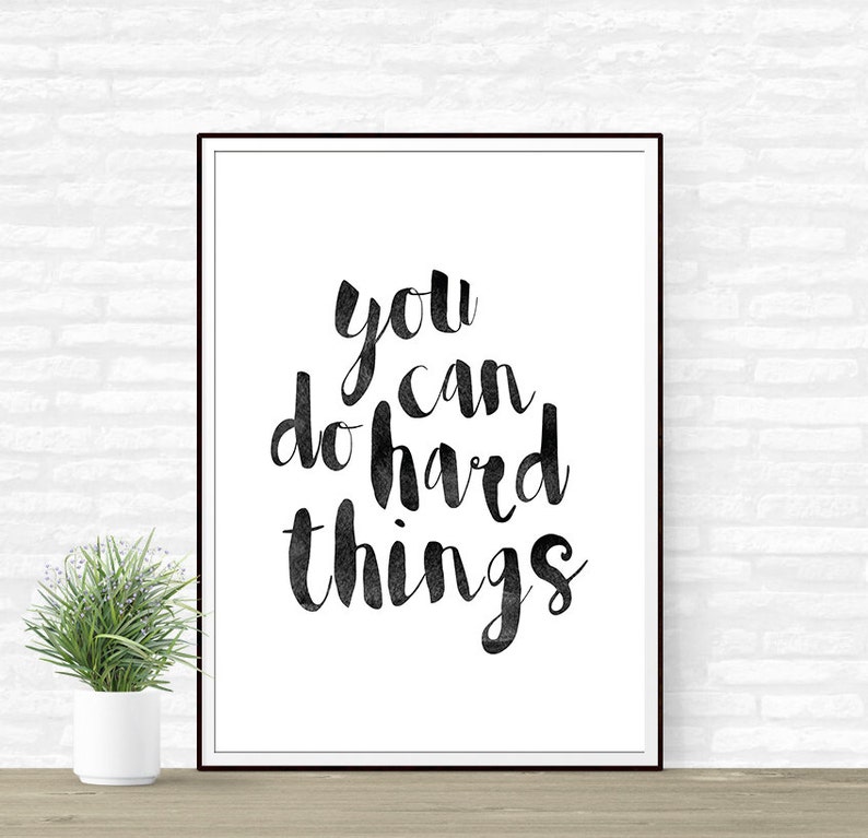 Op de afbeelding: Zwart-wit typografieprint met de tekst "You can do hard things" op een witte achtergrond in een zwart frame.