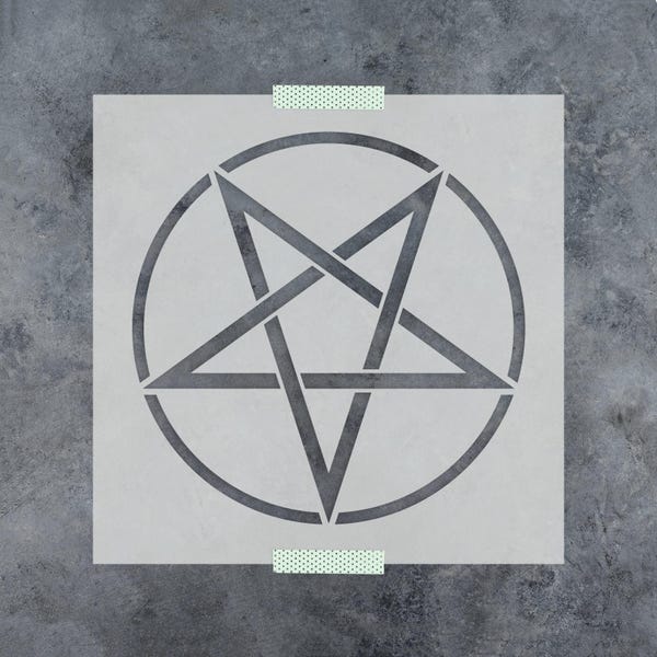 Peut inclure: Un pochoir carré présentant un motif de pentagramme gris foncé enfermé dans un cercle. Le pochoir est fabriqué dans un matériau fin et semi-transparent, fixé sur les bords supérieur et inférieur avec des morceaux de ruban adhésif vert clair.