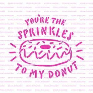 Op de afbeelding: Roze stencil ontwerp van een donut met de tekst "You're the sprinkles to my donut".