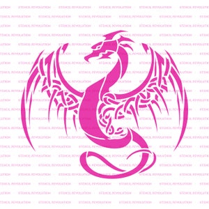 K&ouml;nnte beinhalten: Eine rosafarbene Drachen-Silhouette mit komplizierten, keltischen Designs. Der Drache ist in einer defensiven Position zusammengerollt, mit ausgebreiteten Fl&uuml;geln.