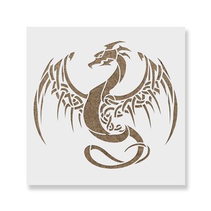 K&ouml;nnte beinhalten: Eine Schablone mit einem Drachen mit komplizierten, keltischen Designs. Der Drache befindet sich in einer Flugposition mit ausgebreiteten Fl&uuml;geln.