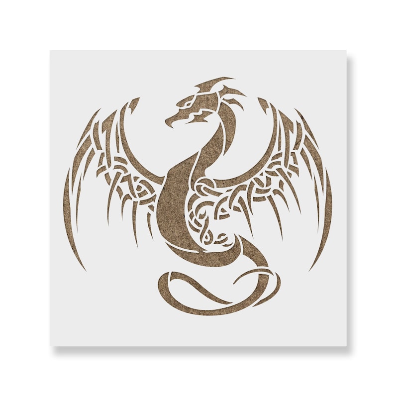 K&ouml;nnte beinhalten: Eine Schablone mit einem Drachen mit komplizierten, keltischen Designs. Der Drache befindet sich in einer Flugposition mit ausgebreiteten Fl&uuml;geln.