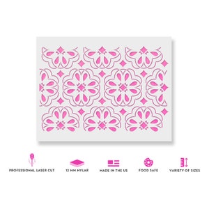 Op de afbeelding: Een roze en witte stencil met een herhalend patroon van gestileerde bloemen. De stencil is gemaakt van 12 mm mylar en is professioneel lasergesneden. Het is voedselveilig en gemaakt in de VS. De stencil is verkrijgbaar in verschillende maten.
