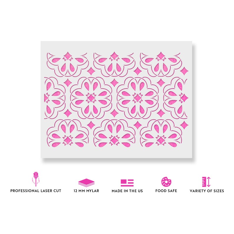 Op de afbeelding: Een roze en witte stencil met een herhalend patroon van gestileerde bloemen. De stencil is gemaakt van 12 mm mylar en is professioneel lasergesneden. Het is voedselveilig en gemaakt in de VS. De stencil is verkrijgbaar in verschillende maten.