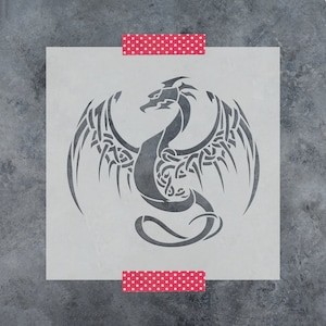 K&ouml;nnte beinhalten: Eine schwarz-wei&szlig;e Schablone eines Drachen mit filigranen Details. Der Drache befindet sich in einer zusammengerollten Position mit ausgebreiteten Fl&uuml;geln.