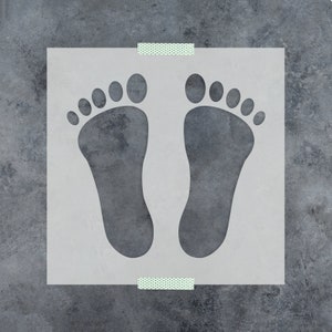 Pu&ograve; includere: Uno stencil di due impronte di piedi nudi, una su ciascun lato dello stencil. Lo stencil &egrave; bianco e le impronte dei piedi sono grigie.
