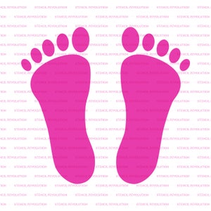 Pu&ograve; includere: Un paio di impronte di piedi rosa su uno sfondo bianco con il testo "Stencil Revolution" ripetuto ovunque.