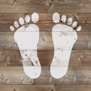 Pu&ograve; includere: Due impronte di piedi bianche dipinte su una superficie di legno marrone.