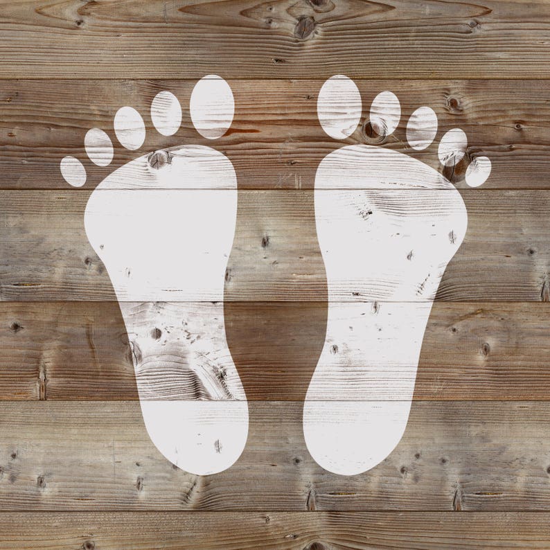 Pu&ograve; includere: Due impronte di piedi bianche dipinte su una superficie di legno marrone.