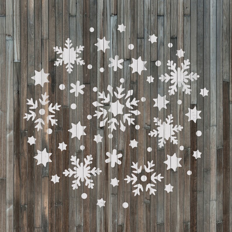 K&ouml;nnte beinhalten: Ein wei&szlig;er Holzgrund mit einem Muster aus wei&szlig;en Schneeflocken, die darauf gemalt sind. Die Schneeflocken sind in einem Kreis um die Mitte des Bildes angeordnet.