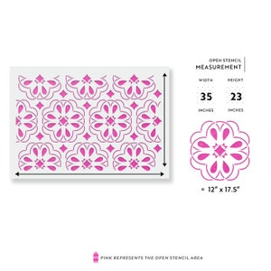 Op de afbeelding: Een roze stencil met een herhalend patroon van gestileerde bloemen. Het stencil is 89 cm breed en 58 cm hoog. Het stencil is ontworpen om te gebruiken met verf of andere media om een decoratief ontwerp op een oppervlak te cre&euml;ren.