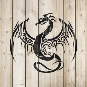 K&ouml;nnte beinhalten: Schwarz-wei&szlig;e Tribal-Drachen-Design-Schablone. Der Drache befindet sich in einer gekr&uuml;mmten Position mit ausgebreiteten Fl&uuml;geln.