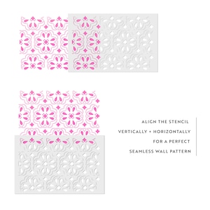 Op de afbeelding: Een sjabloon met een herhalend patroon van roze bloemen en diamanten. De sjabloon is ontworpen om te worden gebruikt om een naadloos wandpatroon te cre&euml;ren. De tekst "ALIGN THE STENCIL VERTICALLY + HORIZONTALLY FOR A PERFECT SEAMLESS WALL PATTERN" is onder de sjabloon afgedrukt.