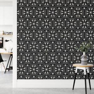 Op de afbeelding: Zwart-witte behang met een herhalend geometrisch patroon. Het patroon bestaat uit een reeks in elkaar grijpende cirkels en vierkanten.