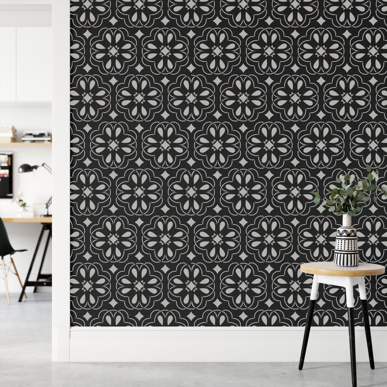 Op de afbeelding: Zwart-witte behang met een herhalend geometrisch patroon. Het patroon bestaat uit een reeks in elkaar grijpende cirkels en vierkanten.