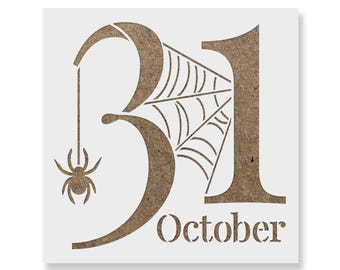 Può includere: Uno stencil quadrato con il numero 31 in un grande carattere serif marrone. Un ragno pende da un filo attaccato alla parte superiore del numero 3 e un disegno di ragnatela è integrato nella curva superiore del 3. La parola October è in basso.