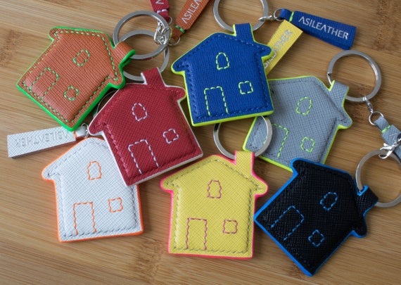 Porte-clés maison personnalisés et colorés en cuir saffiano. Excellente  idée de cadeau porte-bonheur pour une nouvelle maison. -  France