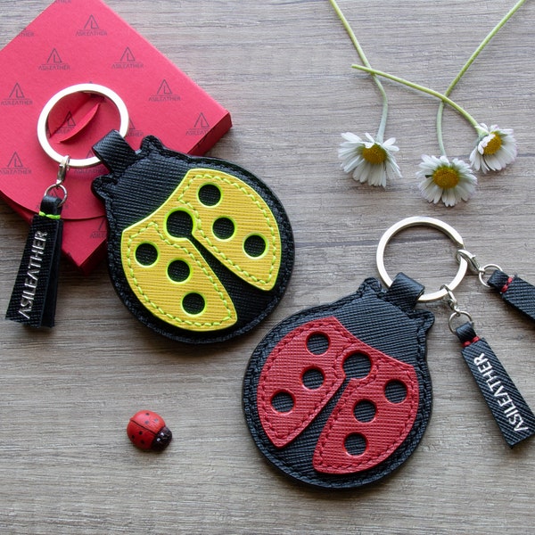 Porte-clés personnalisé coccinelle porte-bonheur en cuir saffiano. 100% fait main en Italie pour elle.